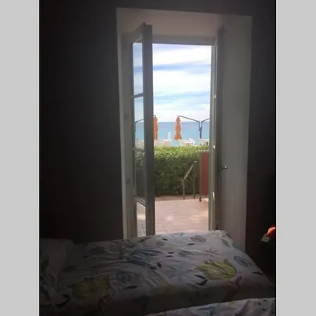 T2 45m Front De Climatisation Jacuzzi Menton